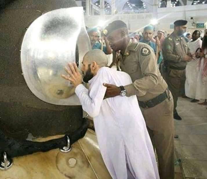 Muslim kissed the idol black stone